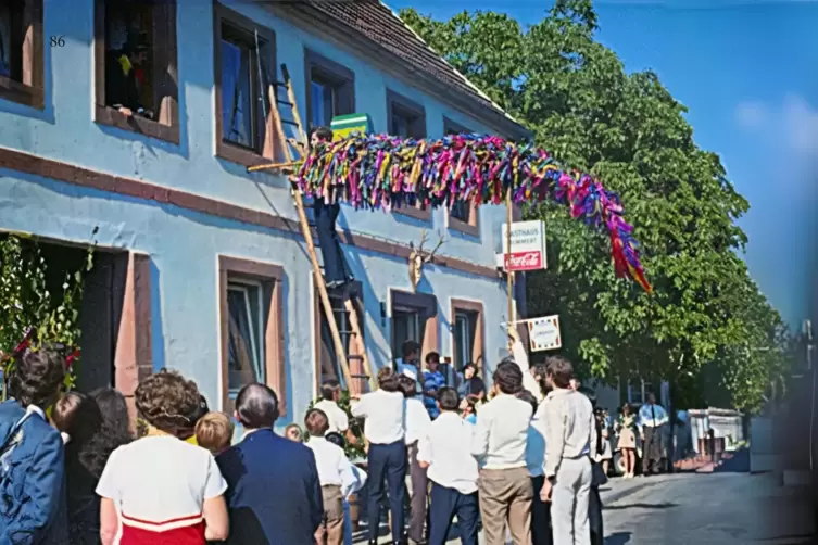 Früher wie heute: Der Strauß wird angebracht.