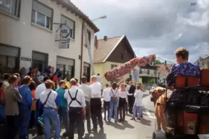 Am Gasthaus Schleppi wird der Strauß angebracht. 