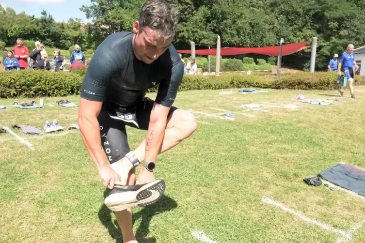 Nach dem Schwimmen im Plub-Freibad schnell die Laufschuhe anziehen: Raphael Brunner von der Turnerschaft Rodalben absolviert zum