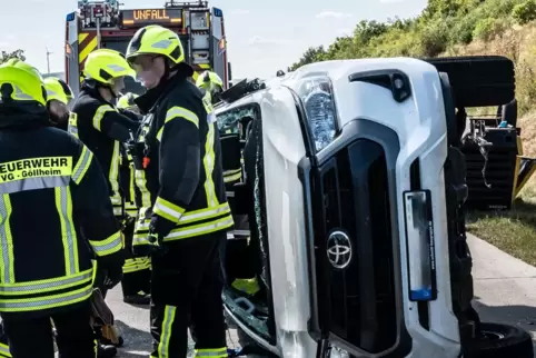 Halbseitige Sperrung der A63 in Richtung Kaiserslautern am Montagnachmittag: Ein Pickup-Fahrzeug war mitsamt Anhänger umgekippt.