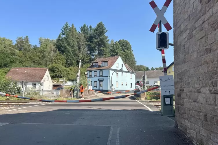 Der defekte Bahnübergang in Schweisweiler wird aktuell manuell gesperrt. 