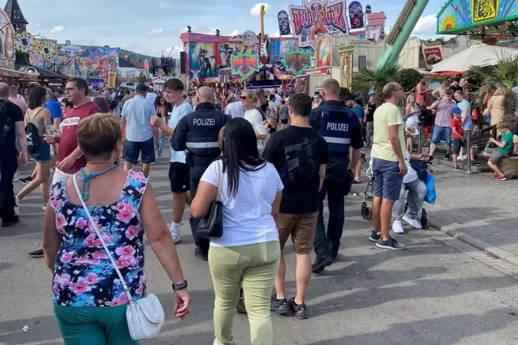 Die Polizei zeigt auf dem Wurstmarkt Präsenz: Beamte auf einem Rundgang im vergangenen Jahr.