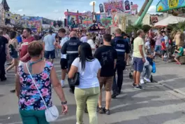 Die Polizei zeigt auf dem Wurstmarkt Präsenz: Beamte auf einem Rundgang im vergangenen Jahr.