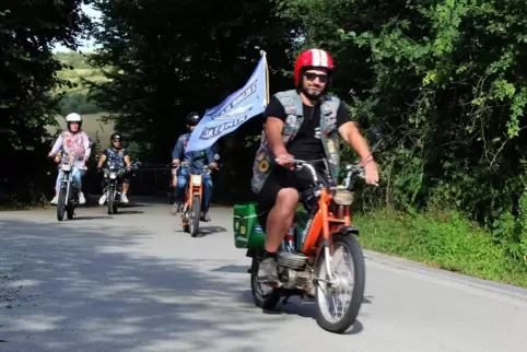 Die Primstaler Truppe kam mit dem typischen Mofa-Geknatter bei den „Mofa Wölfen Wolfstein“ an. 