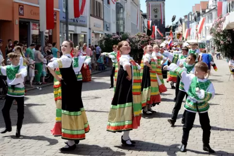 Da war die Welt noch in Ordnung: Eine Delegation aus der westrussischen Partnerstadt Kursk führt beim Brezelfestumzug 2016 in Sp