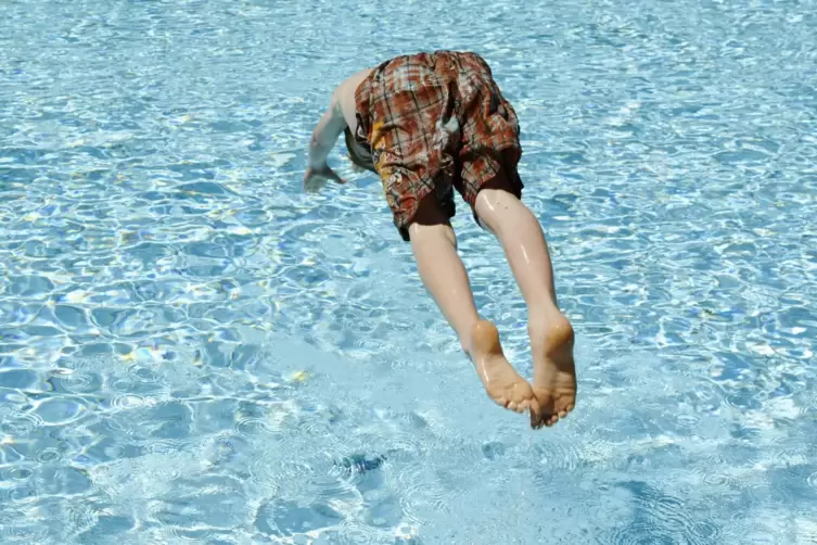 Sprung ins kühle Nass: Saison im Freibad geht dem Ende entgegen. 