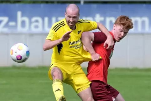 Zerreißt sich: Christopher Koch (links) spielt nun für FC Bienwald Kandel.