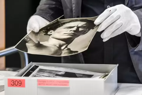 Bei einem Werkstatttermin im Berliner Museum für Fotografie wurden 2018 Teile aus dem Nachlass von Leni Riefenstahl gezeigt. And