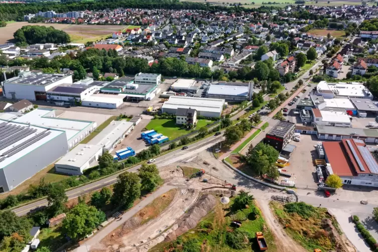 Das Bild aus der Luft zeigt es: Die Straßenbauarbeiten haben begonnen, eine Ampel regelt den Baustellenverkehr. 