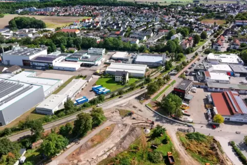 Das Bild aus der Luft zeigt es: Die Straßenbauarbeiten haben begonnen, eine Ampel regelt den Baustellenverkehr. 