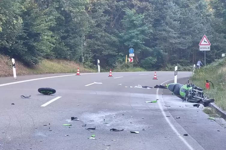 Drei Motorradfahrer wurden bei dem Frontal-Zusammenstoß am Sonntagabend verletzt, eine Maschine ging in Flammen auf. Die Polizei