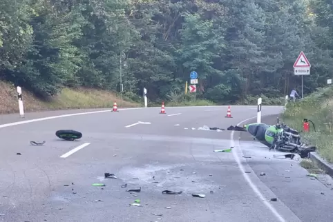 Drei Motorradfahrer wurden bei dem Frontal-Zusammenstoß am Sonntagabend verletzt, eine Maschine ging in Flammen auf. Die Polizei