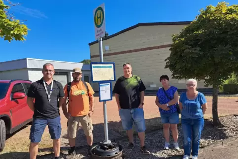 Demonstrativ hat sich der Ortsgemeinderat Schweix an der neuen Bushaltestelle bei der Grenzlandhalle positioniert und fordert di