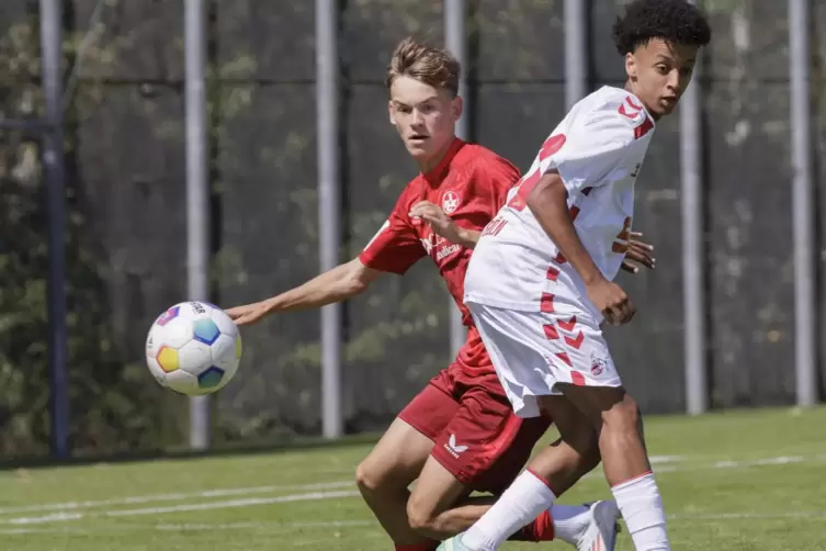 Ben Jungfleisch (links) von den B-Junioren des FCK legt hier den Ball an seinem Kölner Gegenspieler Mila Nicolic vorbei. 