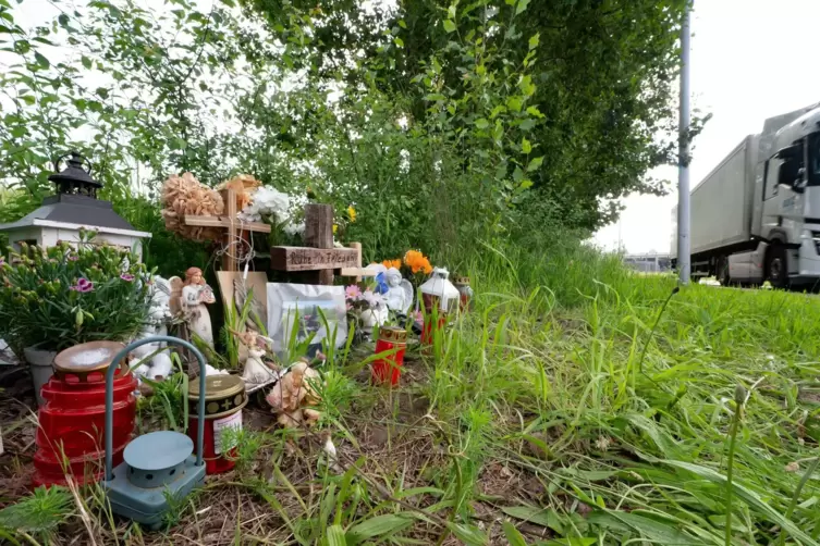 Gedenkort: An der Unfallstelle in der Stockholmer Straße erinnern Kerzen und Blumen an die 16-jährige Bikerin. 