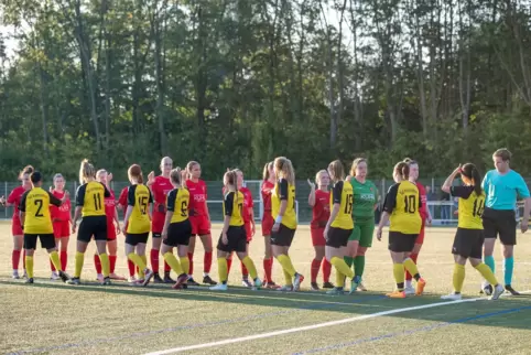 Die Bellheimerinnen (in Rot) vor ihrem ersten Pflichtspiel gegen Knittelsheim. 