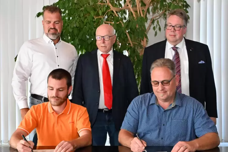 Die Vereinbarung ist unter Dach und Fach (hinten, von links): Daniel Mischon (CDU), Dieter Schuhmacher, Ralf Trösch (beide SPD),