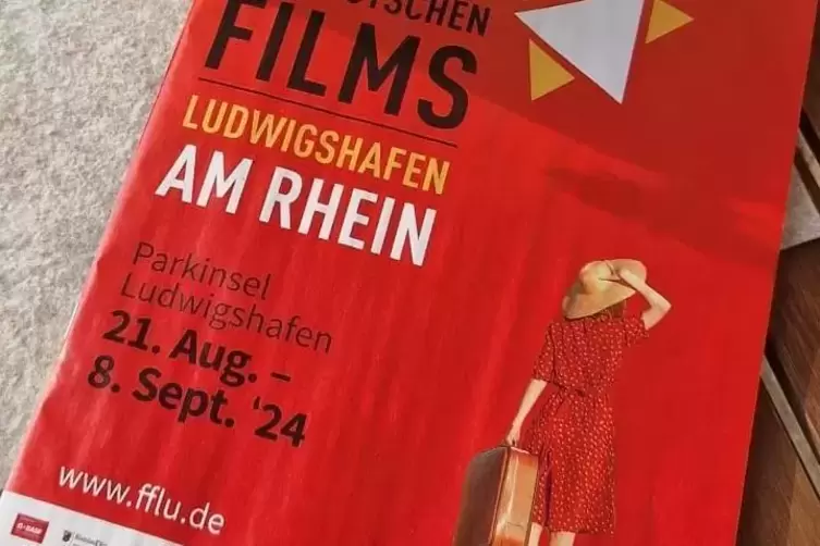 Die Frau im roten Sommerkleid: Die Unbekannte schafft es, viele Besucher des Ludwigshafener Filmfestivals zu begeistern. 