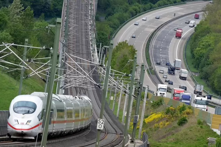 Auf der Schnellstrecke Köln–Rhein/Main kann der ICE mit bis zu Tempo 300 fahren. 