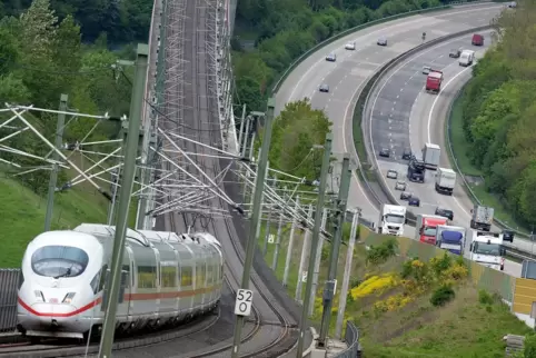 Auf der Schnellstrecke Köln–Rhein/Main kann der ICE mit bis zu Tempo 300 fahren. 