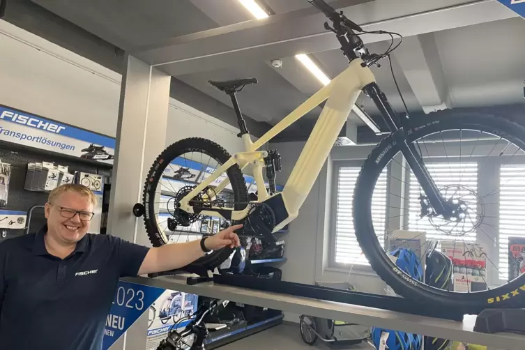 Tobias Melies erklärt am Muster eines neuen E-Bikes Besonderheiten und Komponenten. Der Rahmen ist ein 3D-Druck und nicht belast