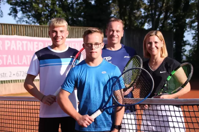 Steffen und Sabine Helf mit ihren Söhnen Louis und Max. 