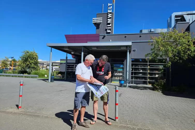 Der Vorsitzende der Kreisverkehrswacht Bad Dürkheim-Nord, Jürgen Kemp (links), und Kino-Betreiber Alexander Cyron besprechen vor