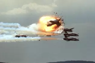 Am Ende der Flugshow zum Flugtag auf der Air Base 1988 stießen mehrere Jets zusammen. Es kamm zur Explosion und ein Feuerball au