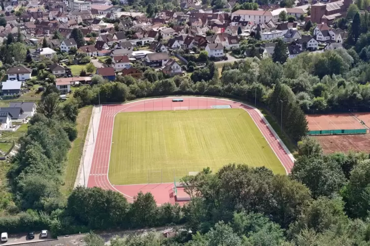 Der Blick auf die Sportanlage vom Nedingfelsen aus.