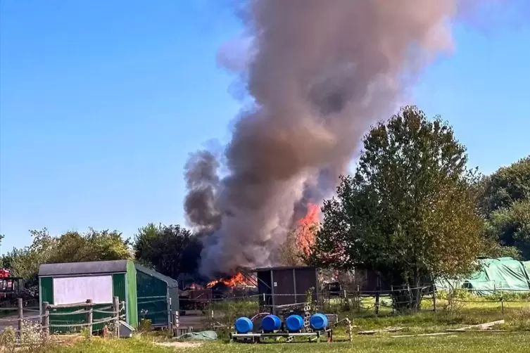 Der Brand auf einem Reiterhof war durch die Rauchentwicklung schon von Weitem zu sehen. 