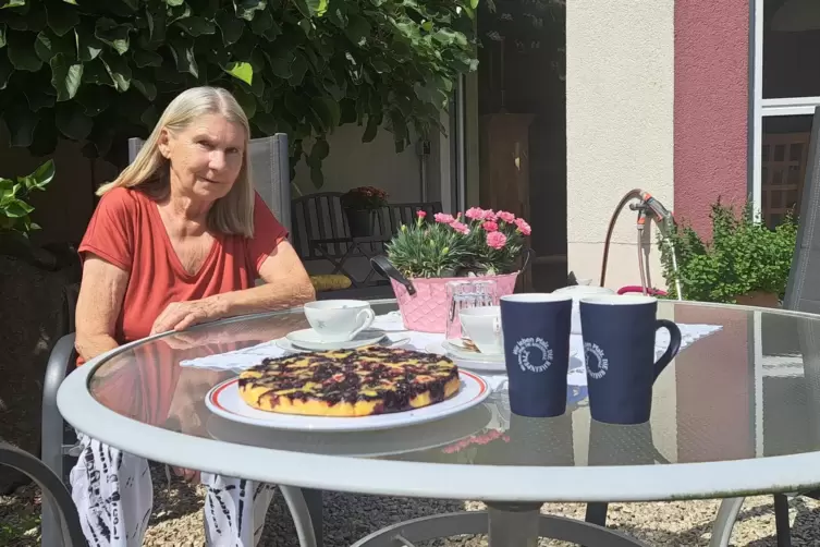 Helga Stenschke-Heinz empfängt die RHEINPFALZ auf der großen Terrasse. Mitgebracht haben wir neben den beiden Dubbetassen eine s