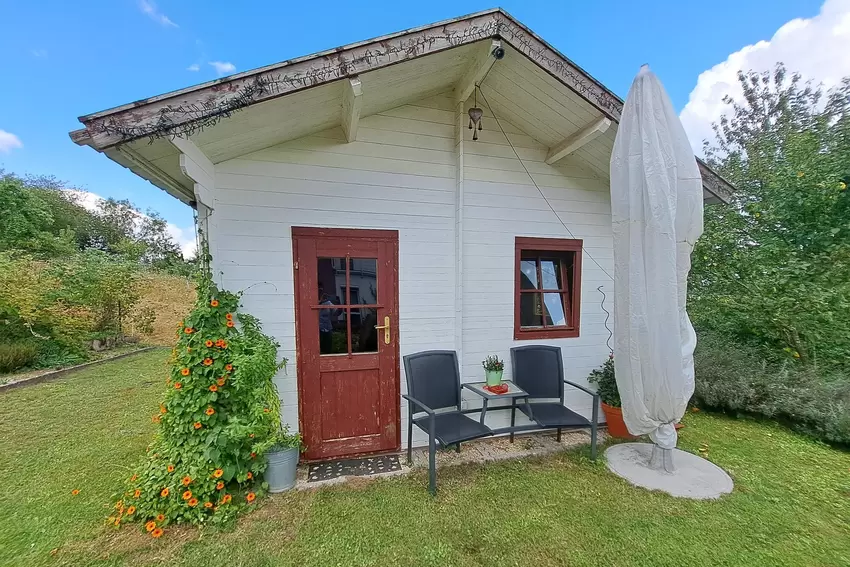 Gartenhäuschen gibt es gleich mehrere auf dem Grundstück der Familie Stenschke-Heinz. Dieses hier, bewachsen mit der "Schwarzäug