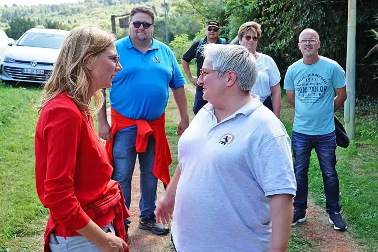 Die erste Vorsitzende des Wandervereins Zweibrücken, Catharina Lippeck, informiert SPD-Landespolitikerin Sabine Bätzing-Lichtent