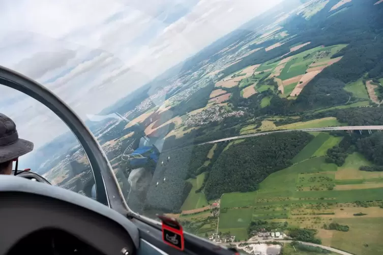  Segelflug beim Aero-Club Pirmasens: in der Bildmitte vorne Windsberg, dahinter Gersbach, Winzeln und der Stadtkern.