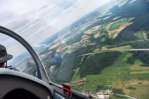  Segelflug beim Aero-Club Pirmasens: in der Bildmitte vorne Windsberg, dahinter Gersbach, Winzeln und der Stadtkern.