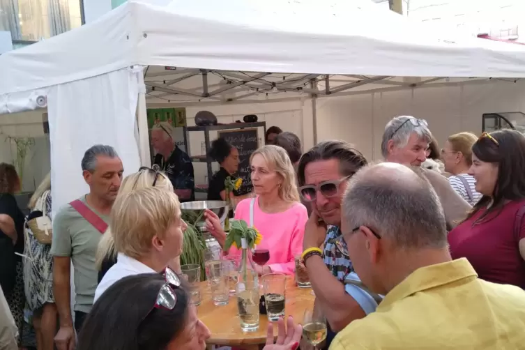 Viel Betrieb vor dem Stand des Maffenbeier auf den Kapuzinerplanken.