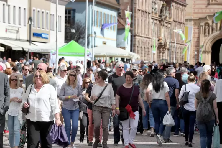 Darauf zählen Handel und Gastronomie: An verkaufsoffenen Sonntagen ist auf der Maximilianstraße immer viel los.