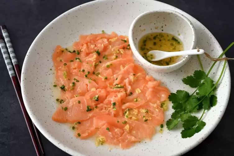 Lachs-Carpaccio mit asiatischem Dressing