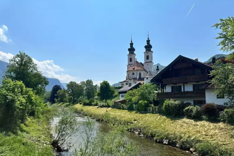 Aschau mit Kirche