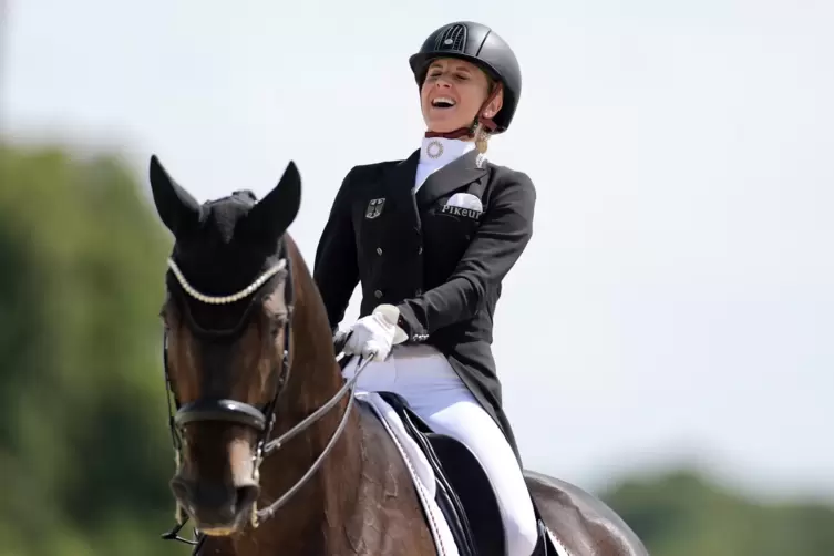 Freudenmoment in Paris für Jessica von Bredow-Werndl: erneut zweimal Gold mit Dalera. 