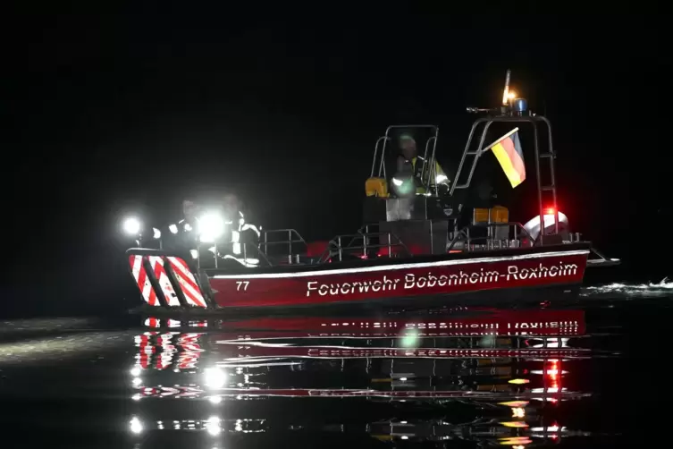 Die Feuerwehr bei der Personensuche im Silbersee. 