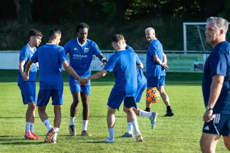 Kennenlerntraining: Jürgen Kramny und seine neue Mannschaft. 