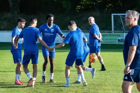 Kennenlerntraining: Jürgen Kramny und seine neue Mannschaft. 