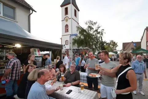 Prost: Auch kulinarisch wird viel geboten beim Dorffest.