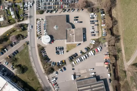 Blick auf das Mercedes-Autohaus an der Branchweilerhofstraße in Neustadt. 