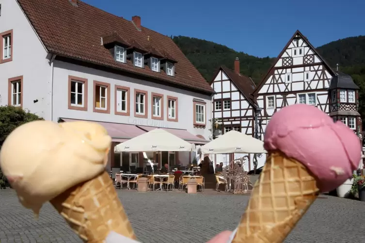 Das Eiscafé mitten auf dem Rathausplatz ist ein beliebter Ort zum Plaudern, Schauen und Genießen. 