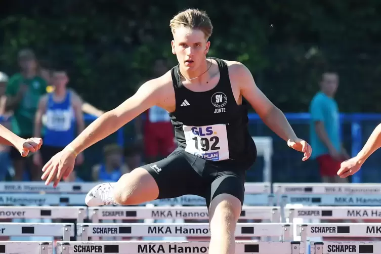 Jonte Jauß vom SV Börrstadt bei der Mehrkampf-DM beim Hürdenlauf. 