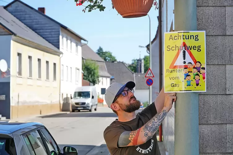 Sollen Autofahrer in Mittelbach und Hengstbach zur vorsichtigen Fahrweise ermahnen: Thorsten Selke vom Förderverein Kita und Gru