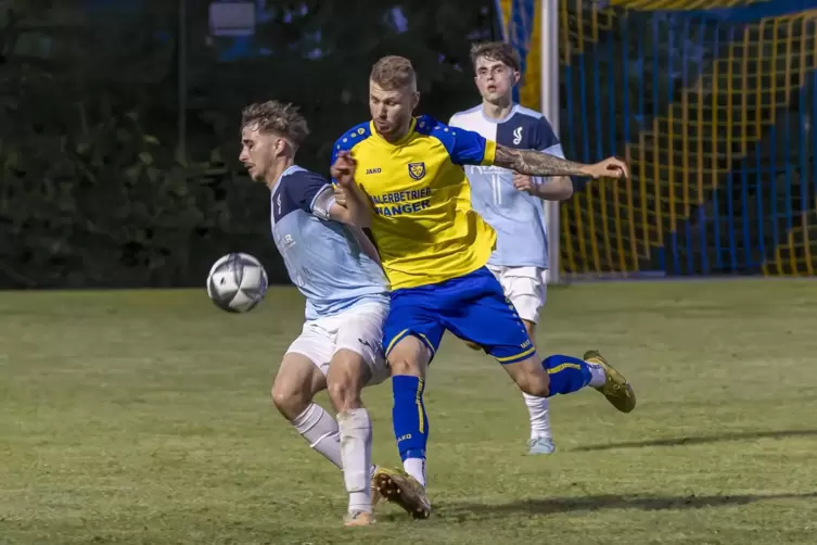  Packendes Pokalspiel: Jonas Weissheimer (VfR, links) im Zweikampf mit Patryk Zajac (SC). 