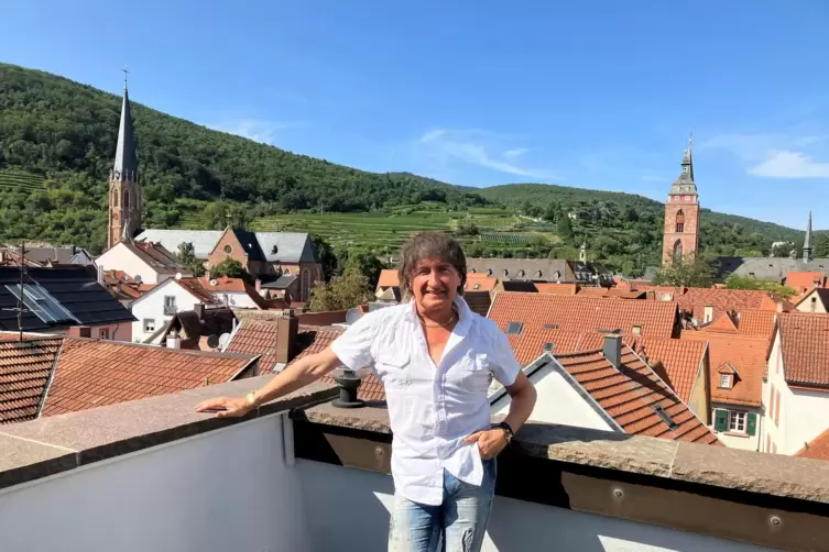 Toller Ausblick über Neustadt: Jürgen Rausch auf seiner Dachterrasse.